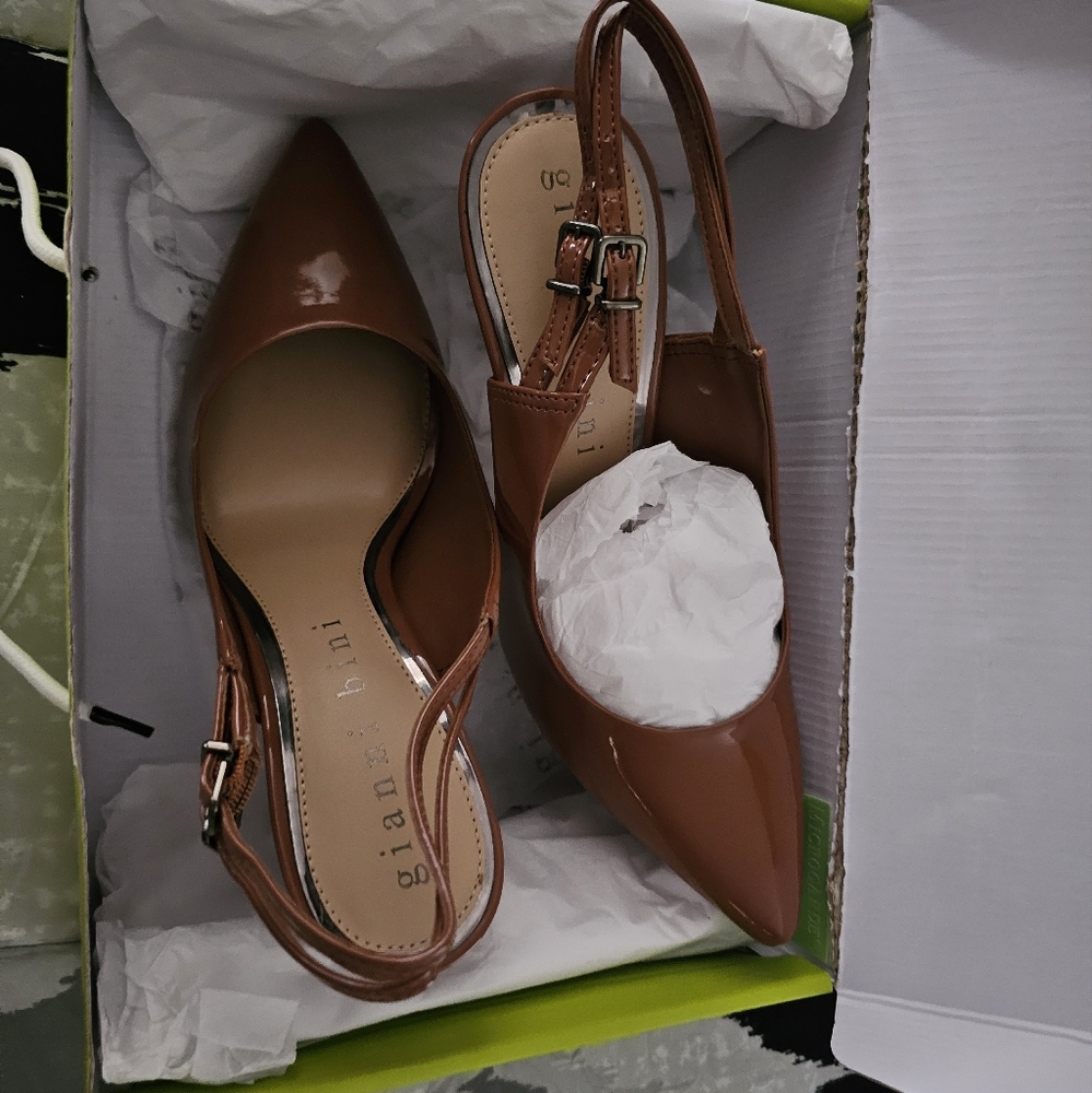 Patent leather pointy toe heels